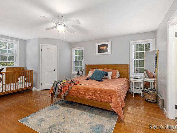 5th image of 4224 52nd St SW