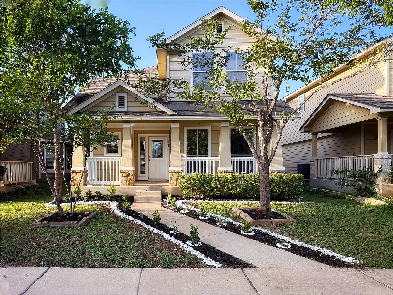 3 bed, 2.5 bath, 1346 sqft, $2,000 — Photo 1