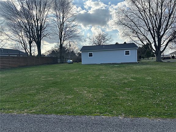 4th image of 215 Rooney Dr