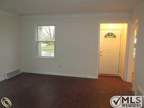 LIVING ROOM.JPG
