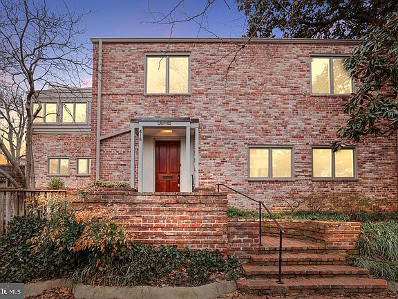 3rd image of 416 6th St SE