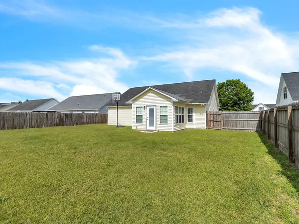 1948 Yellowbrick Rd, Fayetteville, NC 28314