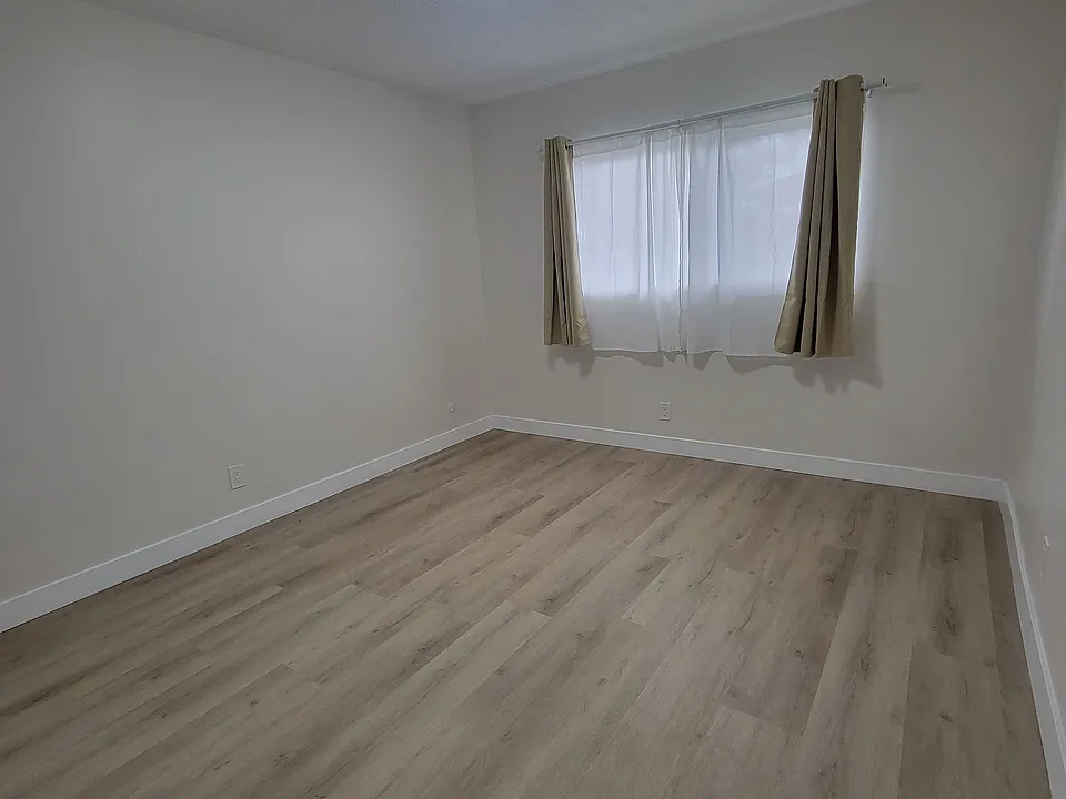 1541 E La Palma Ave