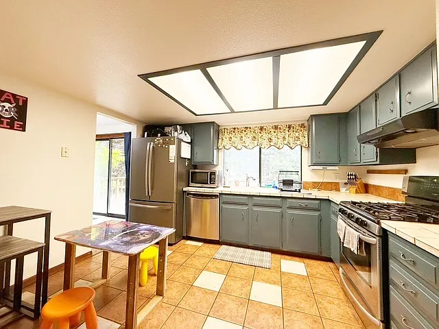 710 Parkway Ct NE — Photo 2