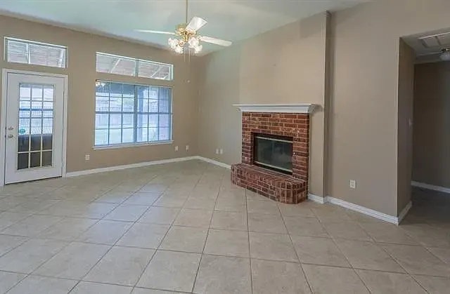 4 bed, 2400 sqft, $2,300 — Photo 3