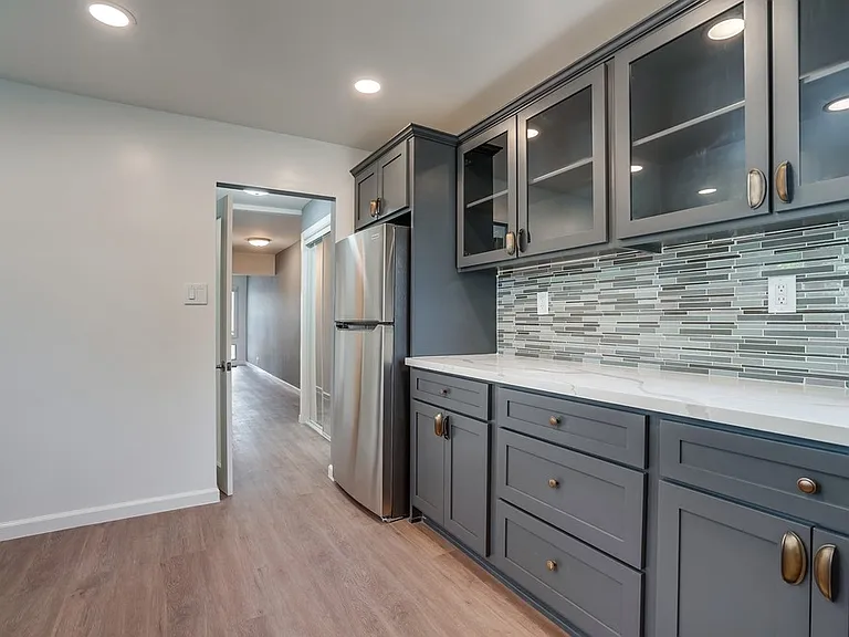 625 W 92nd St — Photo 13