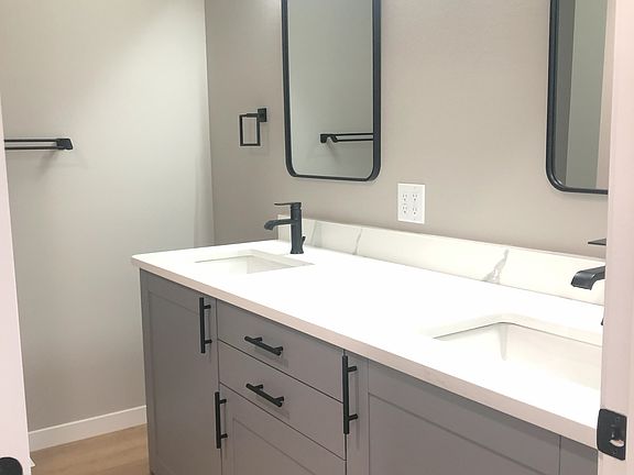 3rd image of 518 Oxford Ave #518