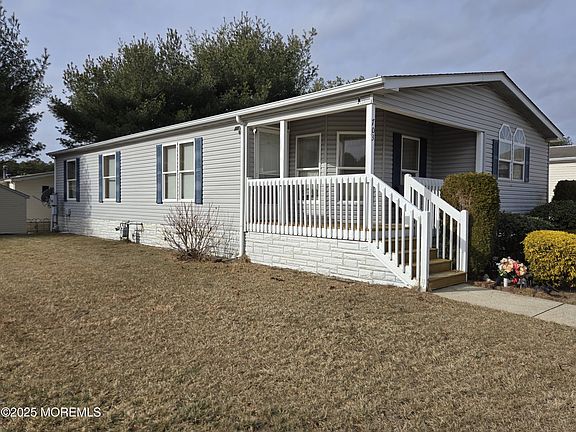 3rd image of 703 Evergreen Court