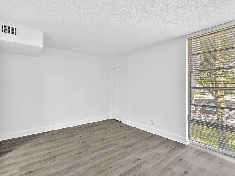 Nottingham Pine Luxury Apartment Homes — Photo 34