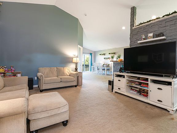 5-22DanielsonCirc_LvgRm2-