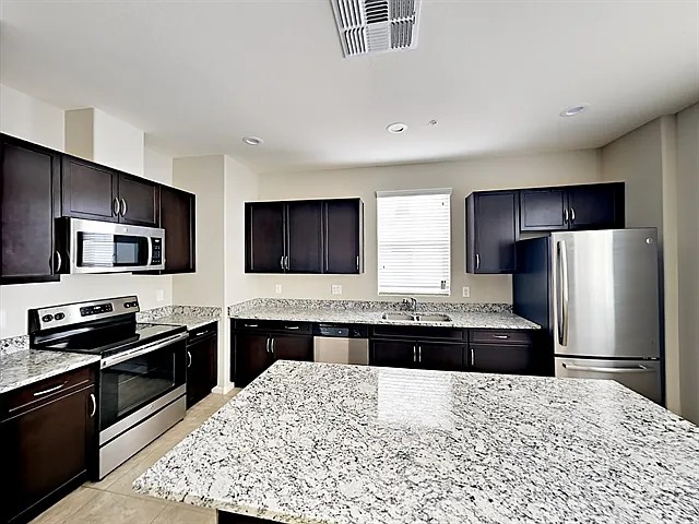 4 bed, 3.0 bath, 2470 sqft, $2,260 — Photo 4