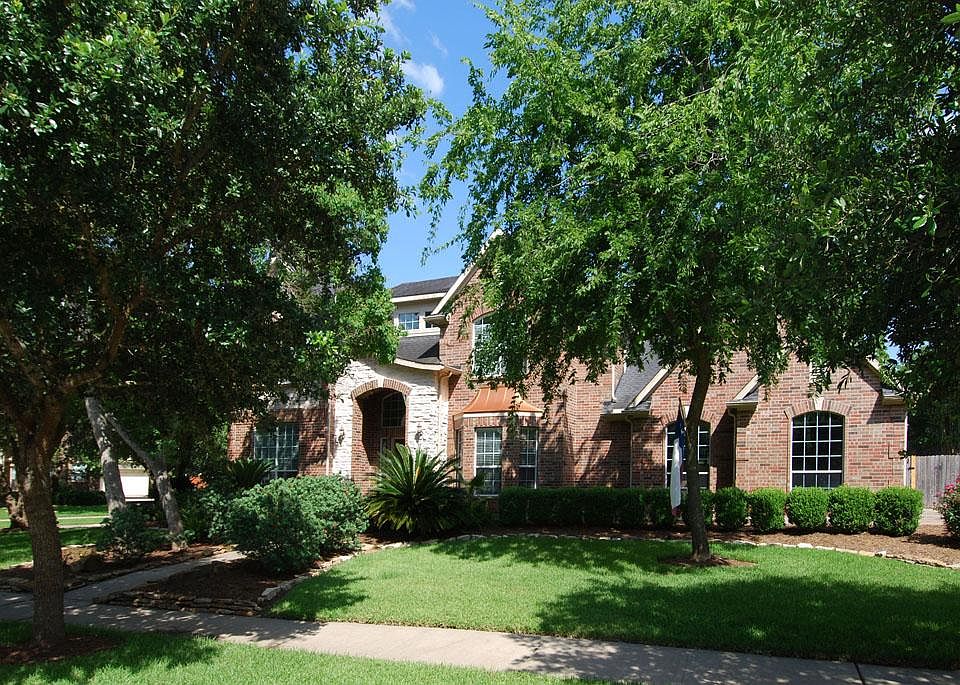 Beautiful 4 bedroom 3/1 bath located in Sienna Village of Waters Lake conveniently close to TMC and 