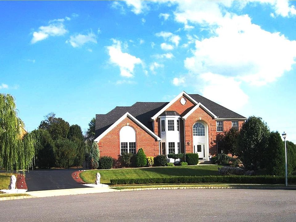 Brick Fr, Wyndham Farms, Edinburgh Model on 1/2 of cul-de-sac on .92 acre.