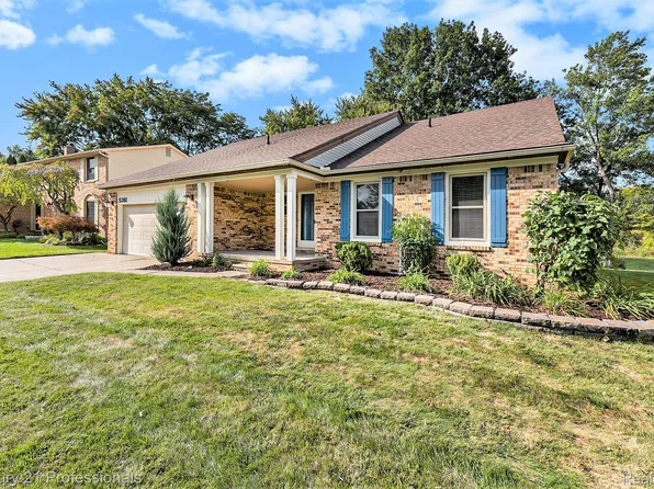 5392 Orchard Crest Dr, Troy, MI 48085