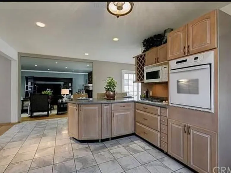 401 Oxford Dr — Photo 2
