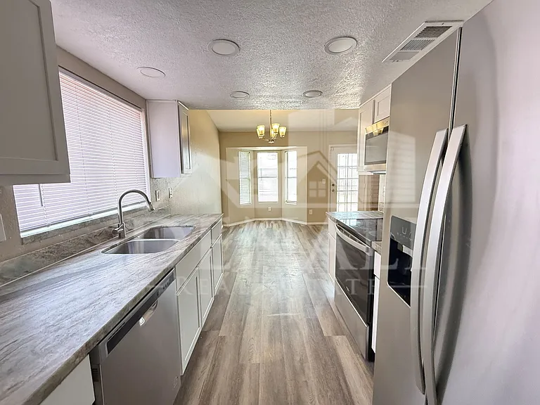 10921 W Sells Dr — Photo 10