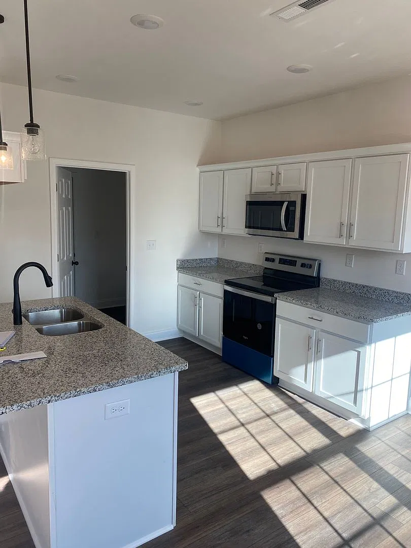 3 Bed/2 Bath Home with 2 Car Garage — Photo 3