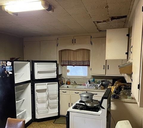 4th image of 142 E 9th St