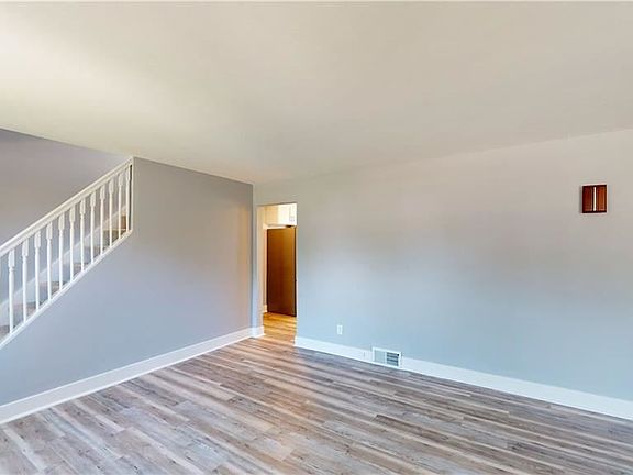 5th image of 307 Paramount Pkwy