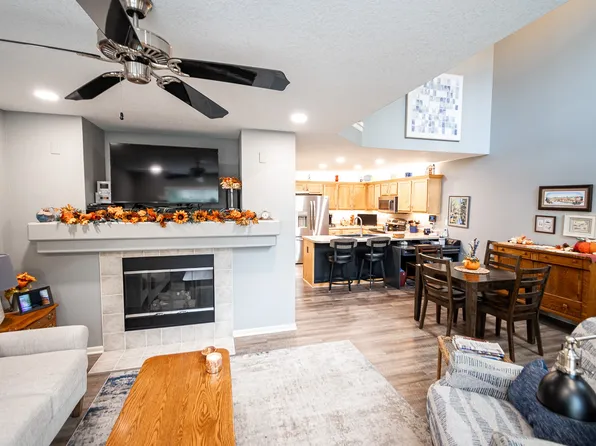 15421 Walnut Hills Dr, Urbandale, IA 50323