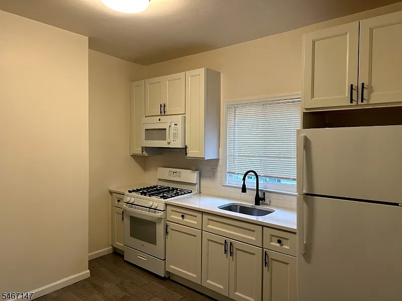 2 bed, 1.0 bath, $2,200 — Photo 4