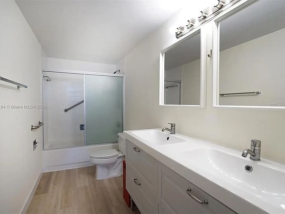 4th image of 2500 Parkview Dr APT 2020