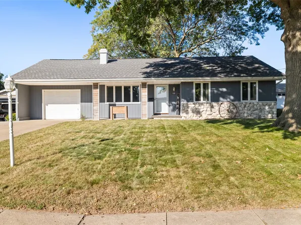 1111 Skylane Dr, Norwalk, IA 50211