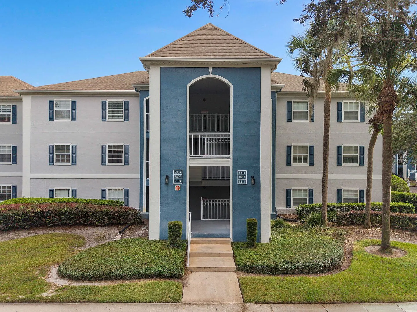 Available Now! Spacious 2 bedroom Condo in Longwood — Photo 1