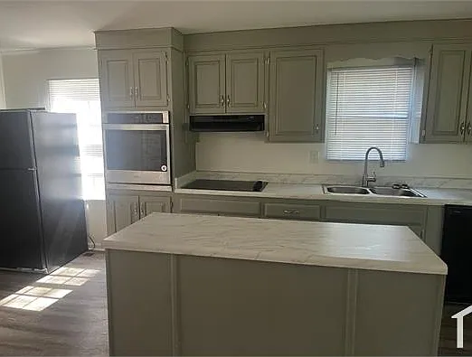 4 bed, 1400 sqft, $1,600 — Photo 2