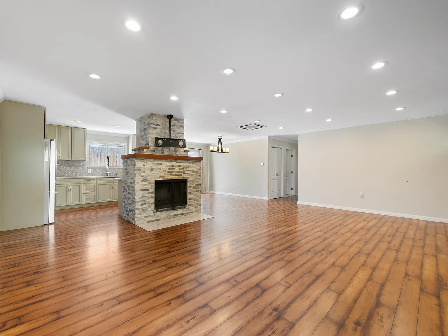 3 bed, 1400 sqft, $4,500 — Photo 2