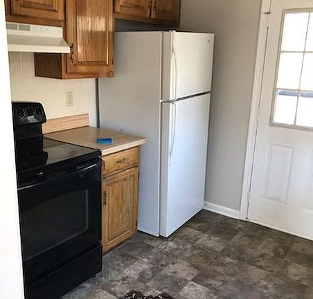 Kitchen with newer stove, dishwasher and refigerator!