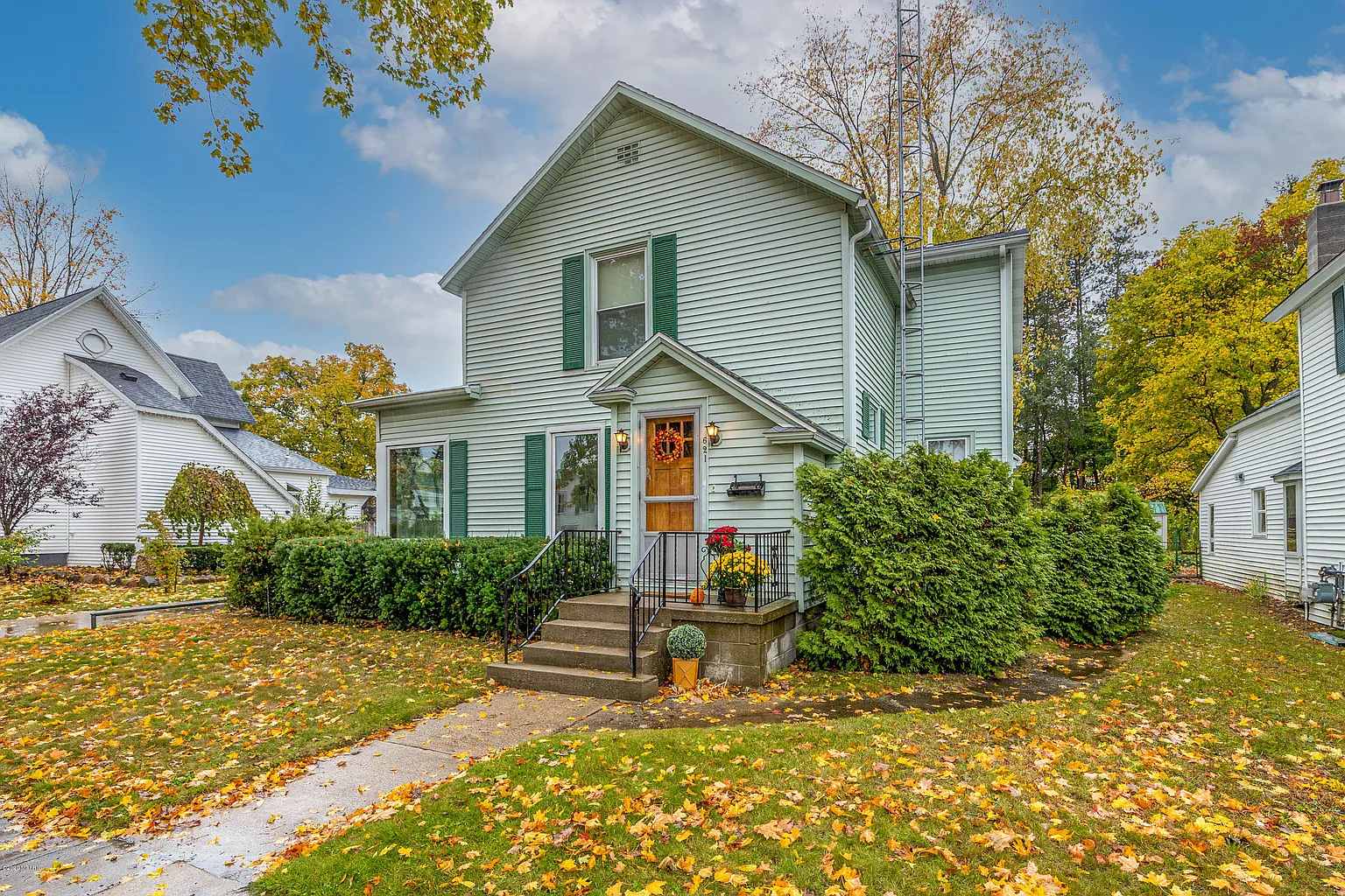 621 Marion Ave photo 1