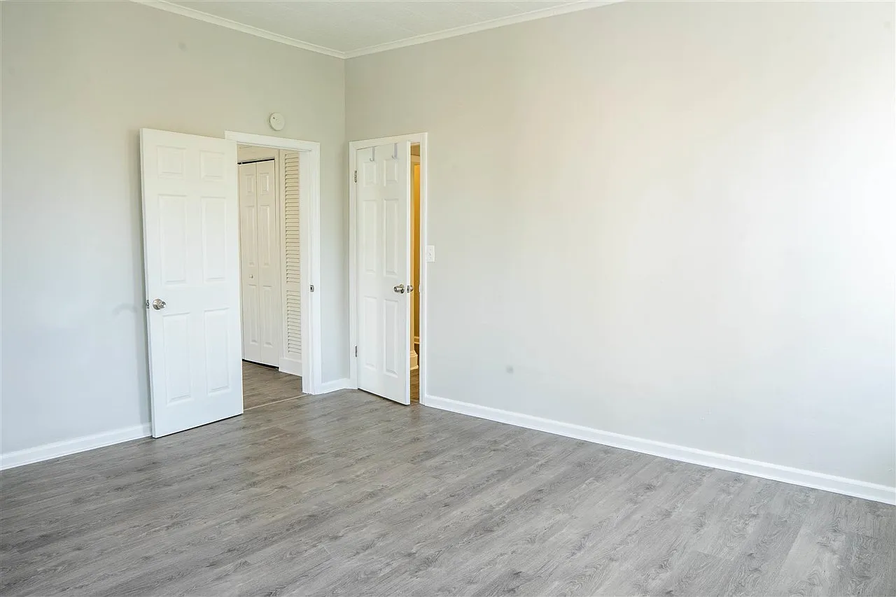 3 bed, 1.0 bath, 2000 sqft, $2,600 — Photo 3