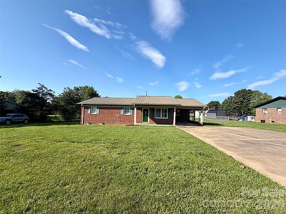 3rd image of 372 Ferry Rd