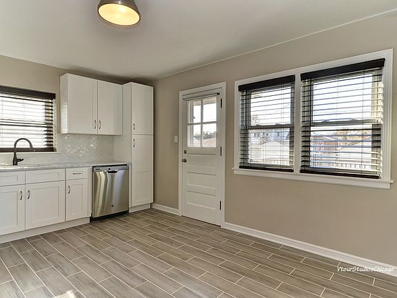 5th image of 9532 S Francisco Ave