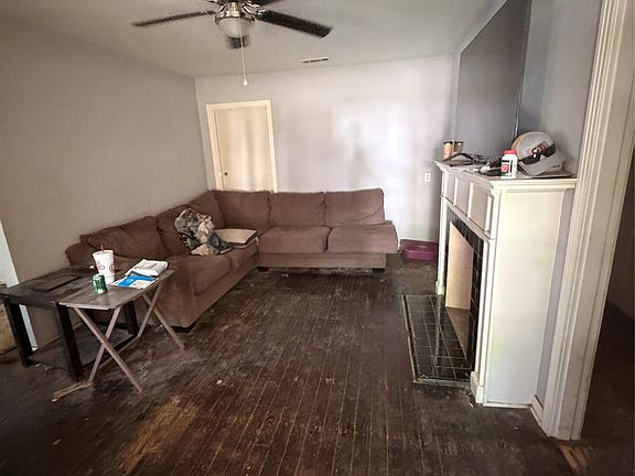 3rd image of 203 E Dallas St
