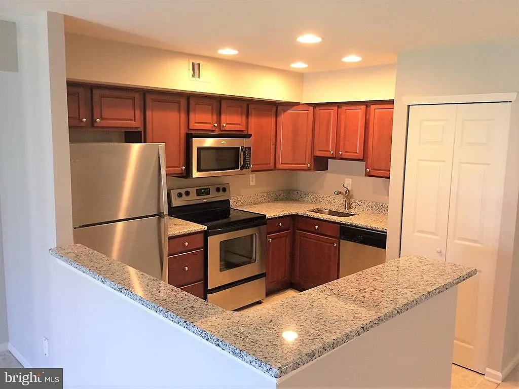 1 bed, 935 sqft, $1,750 — Photo 3