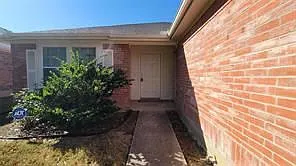 3 bed, 2.0 bath, 1736 sqft, $2,050 — Photo 2