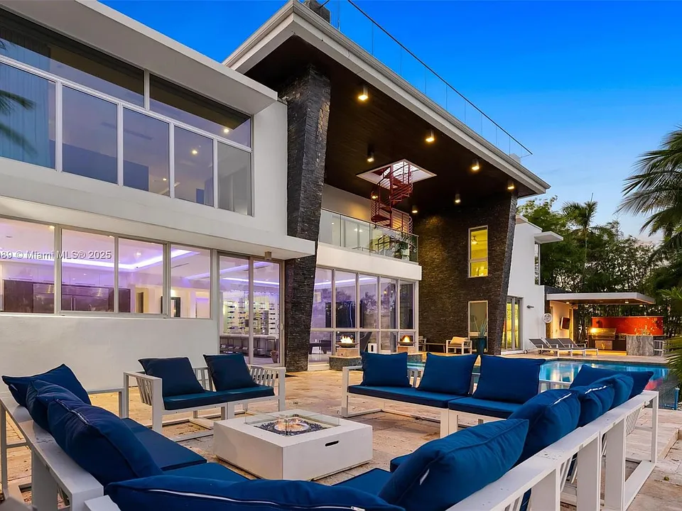 300 Royal Plaza Dr