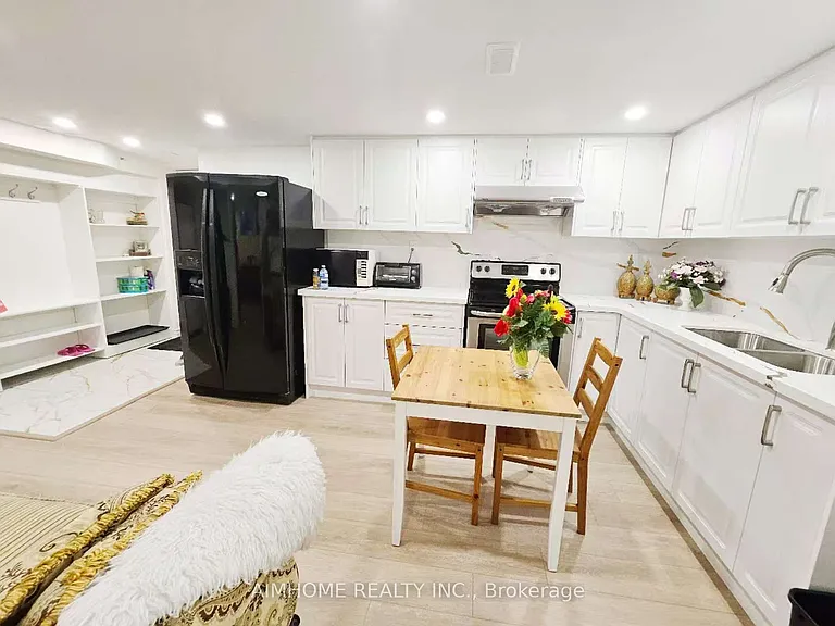 28 Castle Harbour Ln W #BASEMENT — Photo 6