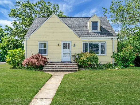 4 Jones Street N, Patchogue, NY 11772