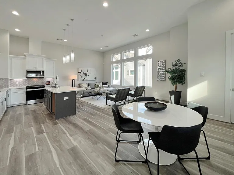 8318 Curry Rd — Photo 17