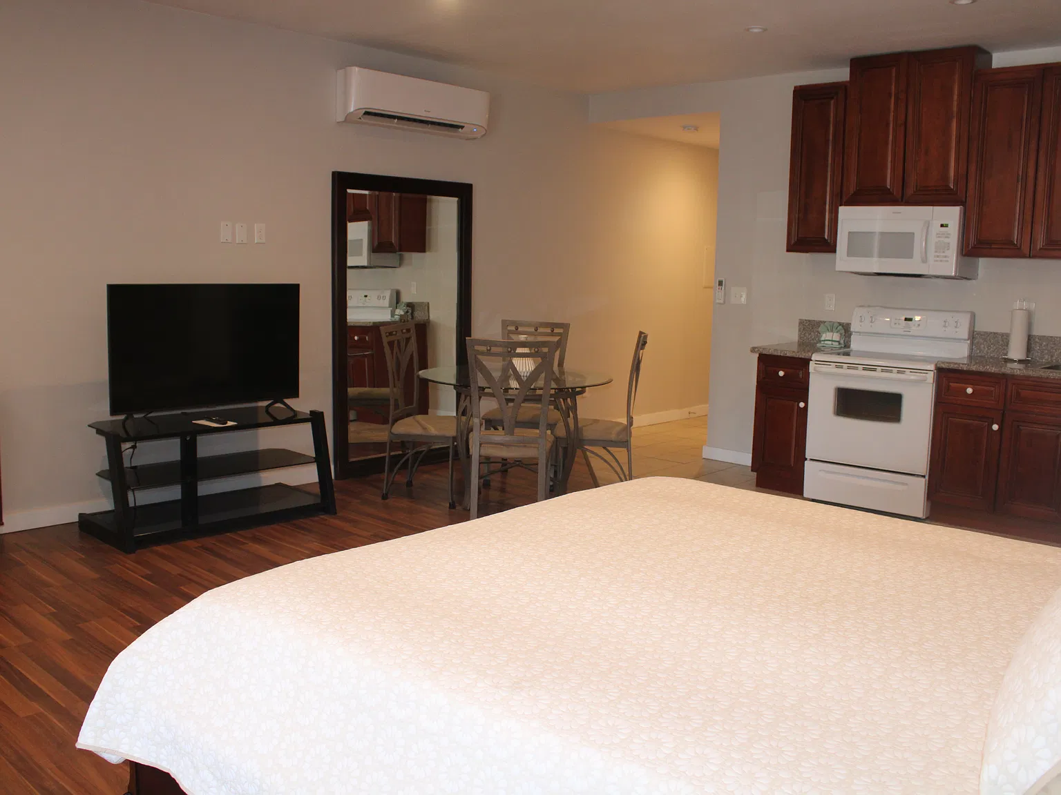 Studio, 600 sqft, $1,600 — Photo 2