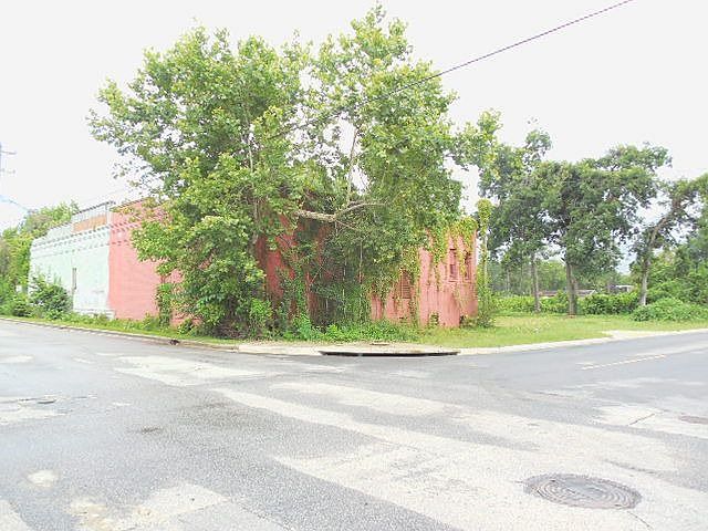 2nd image of 219 Oak St