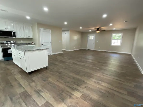 212 4th St NW, Arab, AL 35016