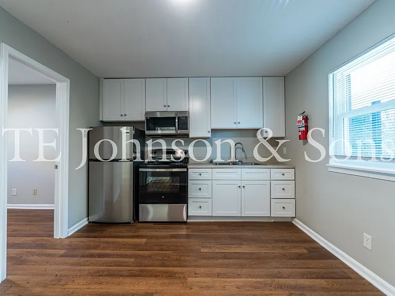 651 Summit St #A — Photo 10
