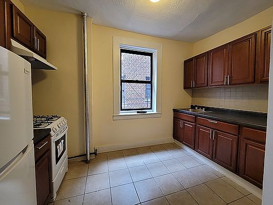 1st image of 578 Parkside Ave #D5