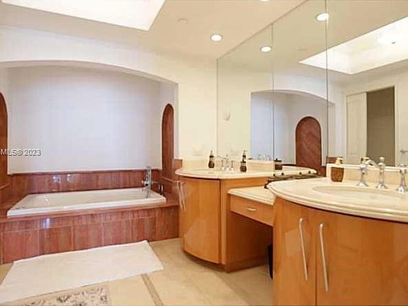 5th image of 7875 Collins Ave #0