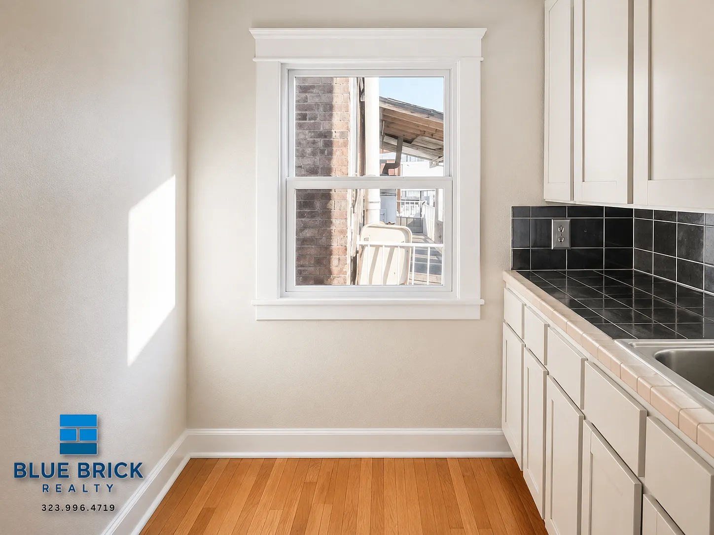 Bright Studio Near Downtown LA with Convenient City Access — Photo 2