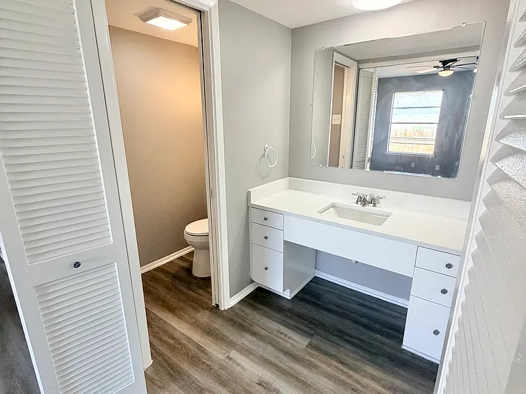 102 Charing Cross Ln — Photo 18